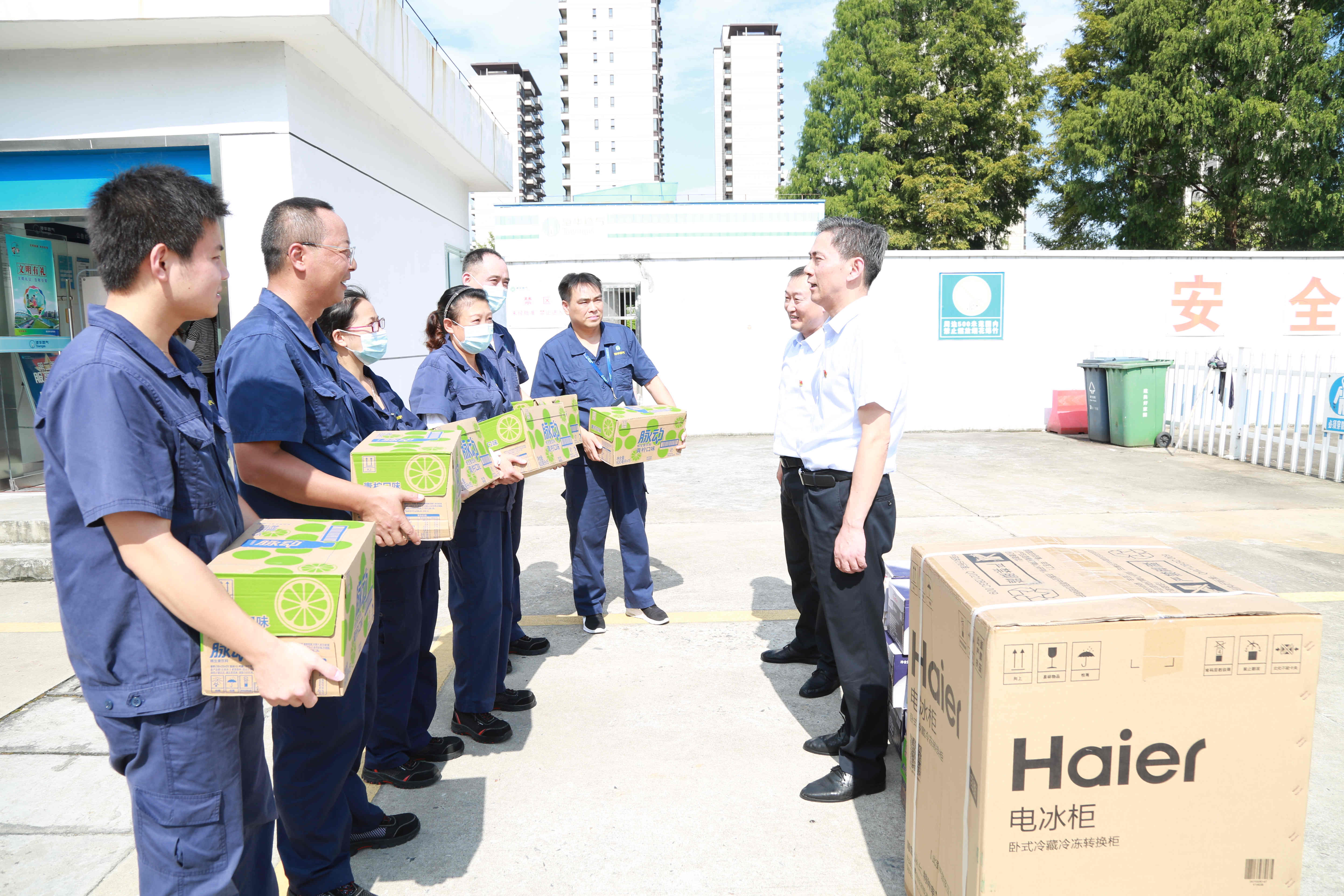 安全為本  情系職工——高溫季，安慶港華為職工撐起“遮陽傘”